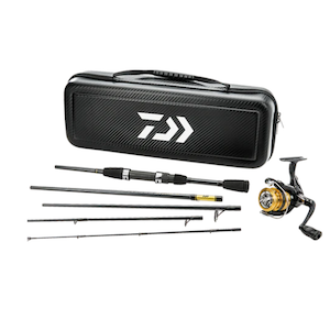 DAIWA CARBON CASE TRAVEL PACK